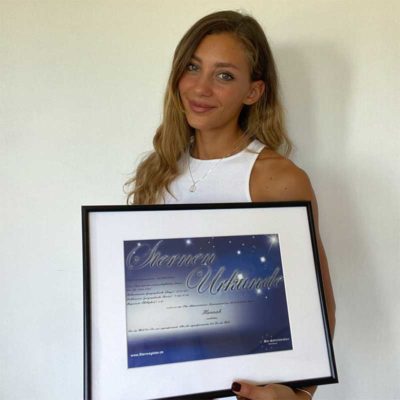 Frau mit Sternurkunde